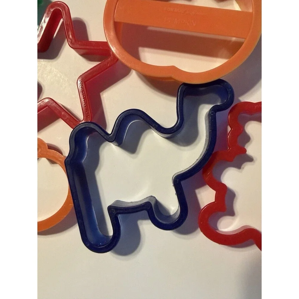 Mixed Lot of 18 Cookie Cutters Cat Pumpkin Snowman Camel Bear Gingerbread Man